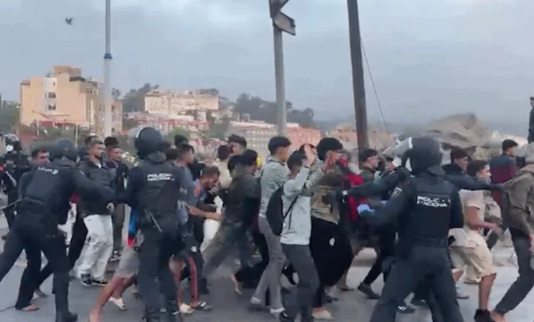 Migrantes en fila frente al nuevo campamento del puerto de Ceuta