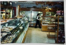 Fachada histórica de la panadería La Europea, con sus puertas de fundición alemana, en el centro de Córdoba