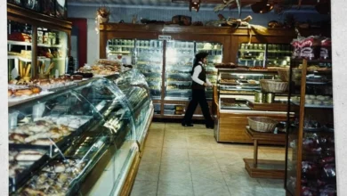 Fachada histórica de la panadería La Europea, con sus puertas de fundición alemana, en el centro de Córdoba