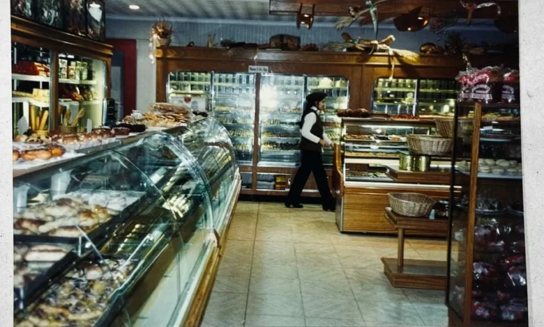 Fachada histórica de la panadería La Europea, con sus puertas de fundición alemana, en el centro de Córdoba