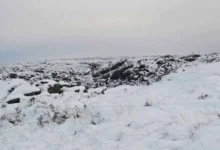 Camino de las Altas Cumbres cubierto de niebla y hielo