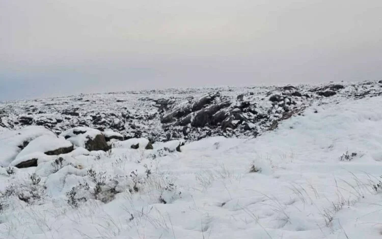 Camino de las Altas Cumbres cubierto de hielo y nieve, ruta 34 cerrada