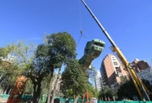 Dinosaurio gigante de metal y plástico instalado en la zona infantil del Parque de las Tejas