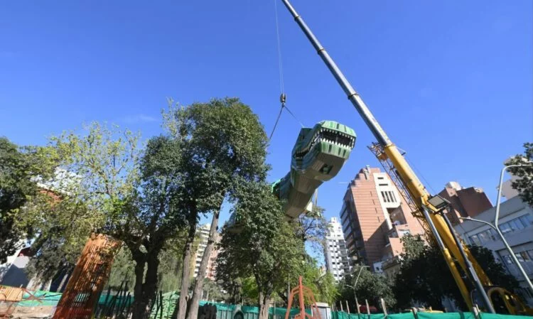 Dinosaurio gigante de metal y plástico instalado en la zona infantil del Parque de las Tejas