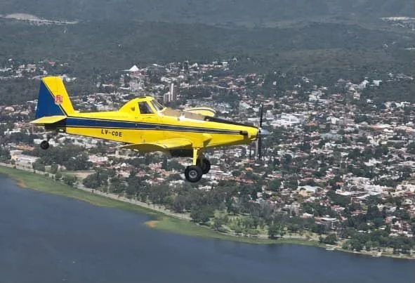 Avión hidrante AT-802 sobre la provincia de Córdoba durante operativo contra incendios