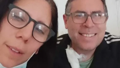 Emiliano Torres y Marta Toledo en el Hospital Córdoba durante el reclamo de cobertura médica