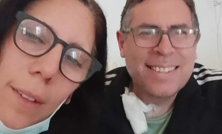Emiliano Torres y Marta Toledo en el Hospital Córdoba durante el reclamo de cobertura médica