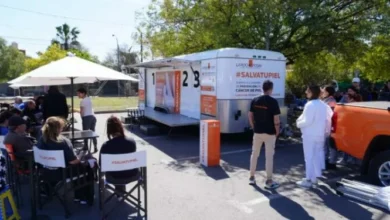 Dermatólogo realizando chequeo gratuito en la campaña Salvá Tu Piel en Córdoba