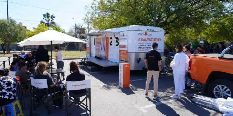 Dermatólogo realizando chequeo gratuito en la campaña Salvá Tu Piel en Córdoba
