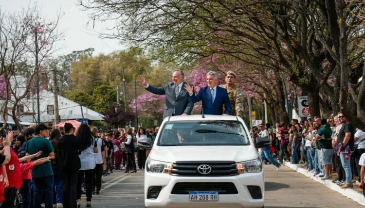 Desfile del aniversario 159 de Villa María con banderas y tambores en la Av. Rivadavia