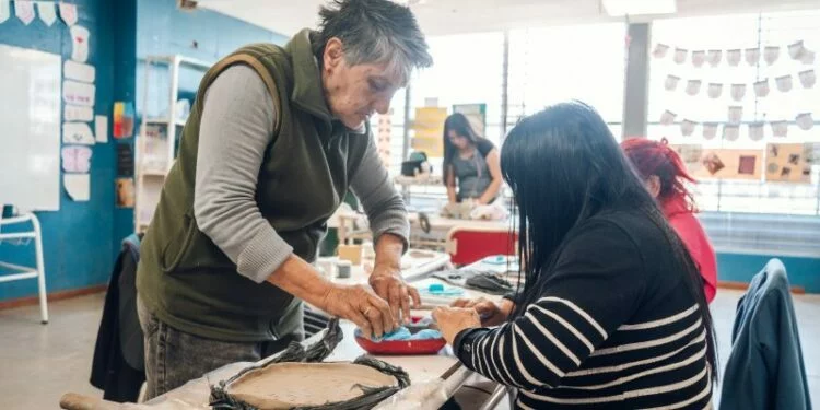 Mujeres trabajando en cerámica en el Parque Educativo Norte de Córdoba
