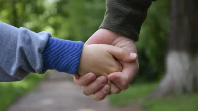 Familia cordobesa recibiendo a un niño adoptado en la sede del Tribunal Superior de Justicia