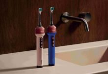 Cepillo eléctrico Dyson CameraJet con cámara integrada y depósito de irrigación