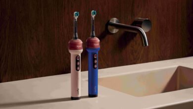Cepillo eléctrico Dyson CameraJet con cámara integrada y depósito de irrigación