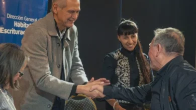 Familia recibiendo la escritura de su vivienda en Villa El Libertador, Córdoba
