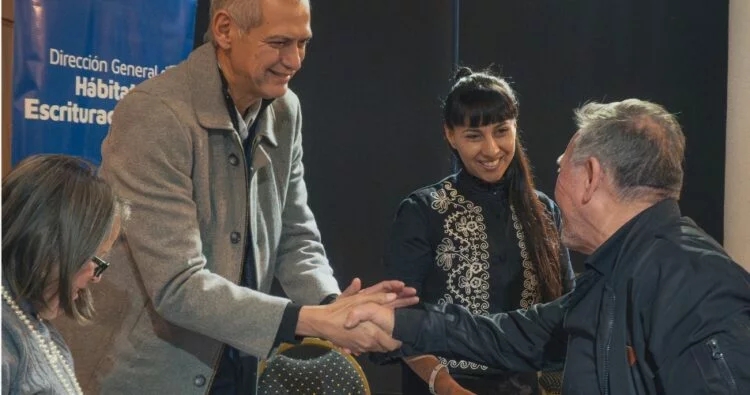 Familia recibiendo la escritura de su vivienda en Villa El Libertador, Córdoba