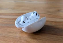 Auriculares Huawei FreeBuds Neo sobre fondo neutro