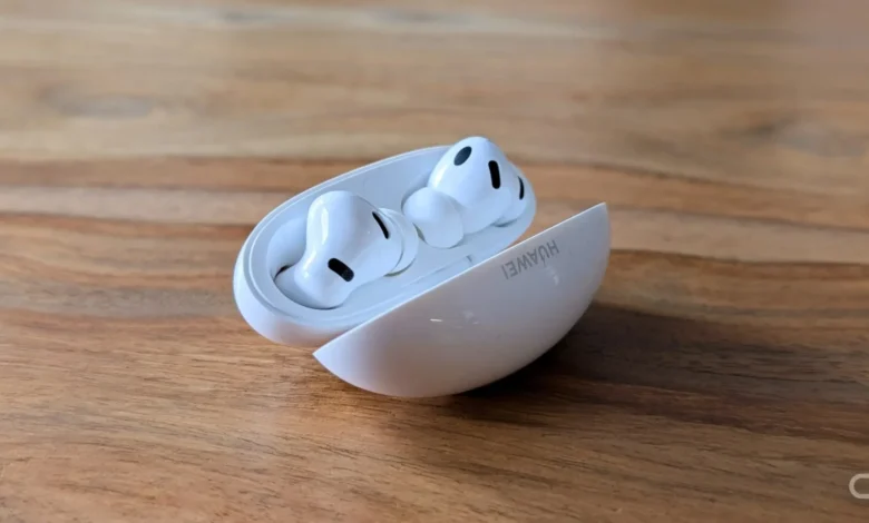 Auriculares Huawei FreeBuds Neo sobre fondo neutro