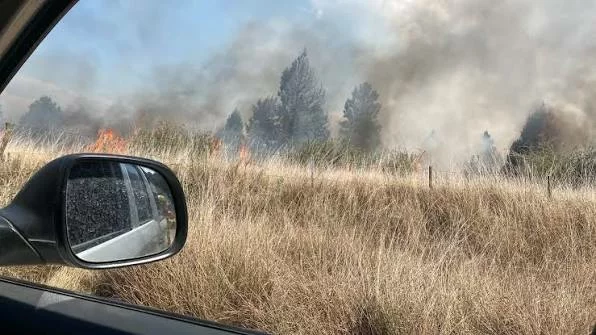 Bomberos combatiendo incendio forestal en la Ruta Provincial 28, Salsacate, Traslasierra