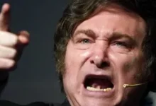 Javier Milei con gesto de enojo en rueda de prensa