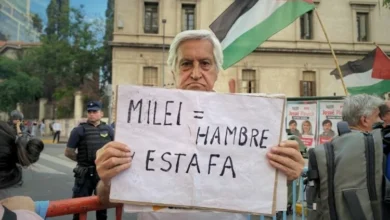 Manifestantes en la Marcha de la Bronca 2024 en la esquina de Colón y General Paz, Córdoba
