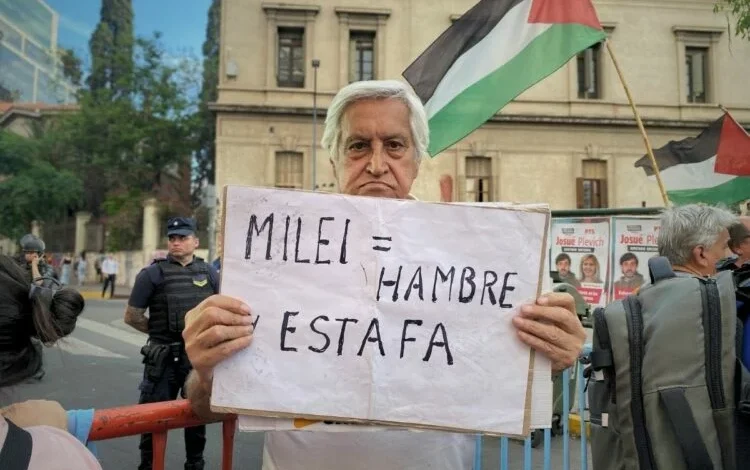 Manifestantes en la Marcha de la Bronca 2024 en la esquina de Colón y General Paz, Córdoba