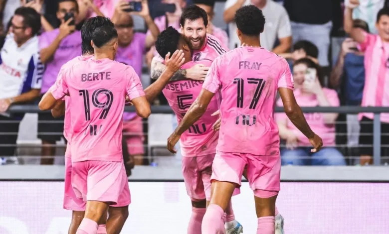 Lionel Messi entrando al estadio DRV PNK con la camiseta de Inter Miami