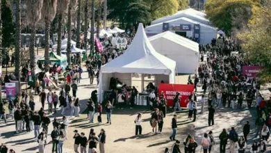 Jóvenes recorriendo los stands de la Muestra de Carreras 2026 en la Ciudad Universitaria de Córdoba