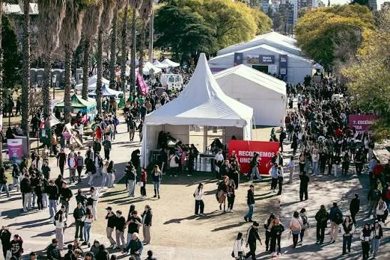 Jóvenes recorriendo los stands de la Muestra de Carreras 2026 en la Ciudad Universitaria de Córdoba