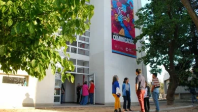 Muralista trabajando en los muros del edificio Guevara bajo la convocatoria Premio Mural FCC 2026