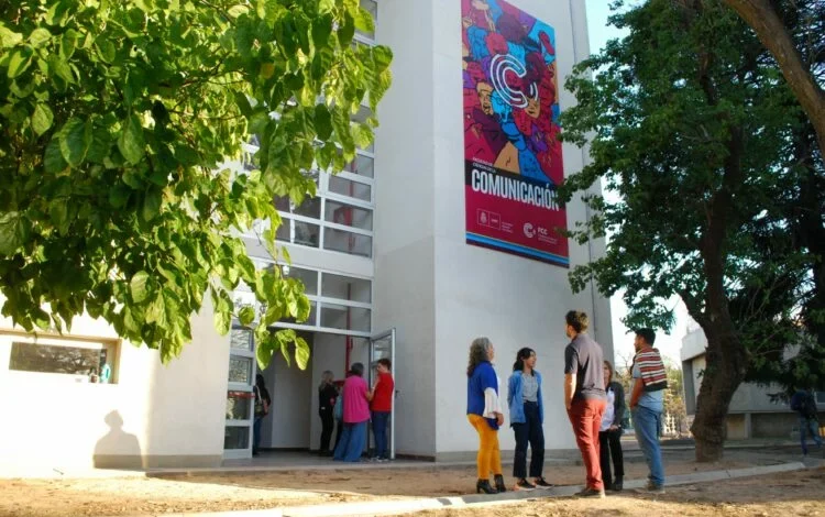 Muralista trabajando en los muros del edificio Guevara bajo la convocatoria Premio Mural FCC 2026
