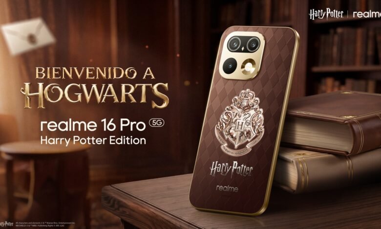 Caja del realme 16 Pro Harry Potter Edition con diseño de baúl de Hogwarts y accesorios temáticos