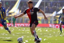 Jugadores de Newell's y Central disputando el clásico rosarino en el estadio