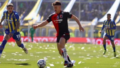 Jugadores de Newell's y Central disputando el clásico rosarino en el estadio