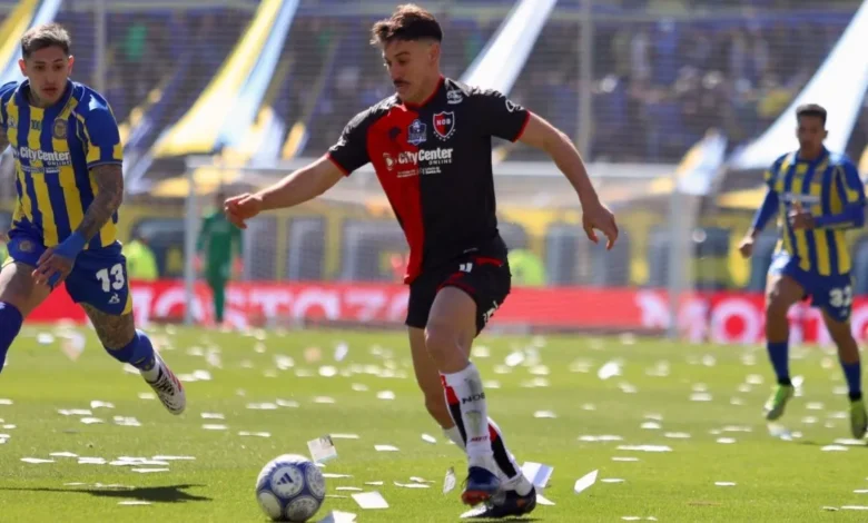 Jugadores de Newell's y Central disputando el clásico rosarino en el estadio