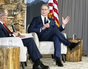 Scott Bessent y Javier Milei posan juntos frente a la Casa Blanca durante la cumbre del G20