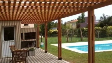 Pérgola de madera con enredaderas que amplía el espacio habitable en un barrio cordobés