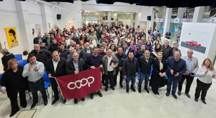 Cardenal Ángel Rossi con dirigentes sindicales y cooperativistas en la sede de la AGEC