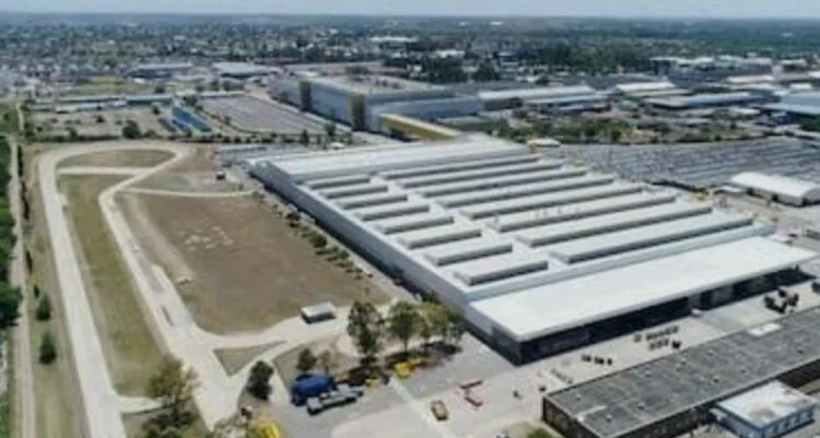 Planta de Stellantis en Ferreyra, Córdoba, con líneas de ensamblaje de pick‑up