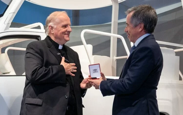 Papamóvil Toyota Hilux preparado para la visita del Papa León XIV en Argentina