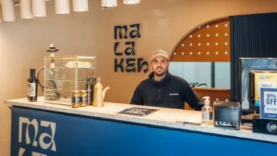 Interior del local Malakeh en Nueva Córdoba con platos de cocina siria.