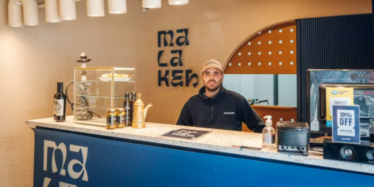 Interior del local Malakeh en Nueva Córdoba con platos de cocina siria.