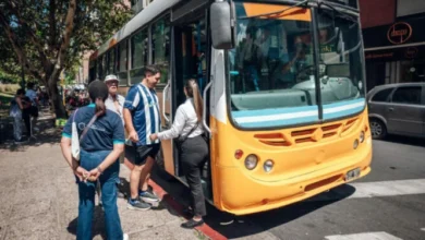 Operativo policial y unidades de transporte en la zona del Estadio Mario Alberto Kempes antes del clásico