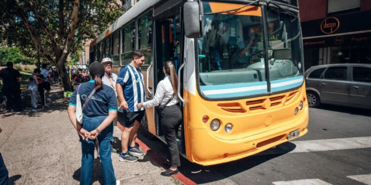 Operativo policial y unidades de transporte en la zona del Estadio Mario Alberto Kempes antes del clásico