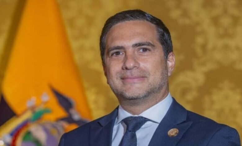 Roberto Kury presentando la nueva política exterior de Ecuador