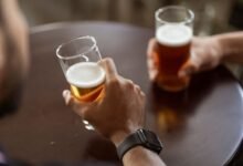 Vaso de cerveza con espuma, símbolo del mito de curar la resaca