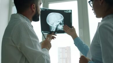 Ilustración de algoritmos de IA analizando historiales médicos en hospitales de EE.UU.