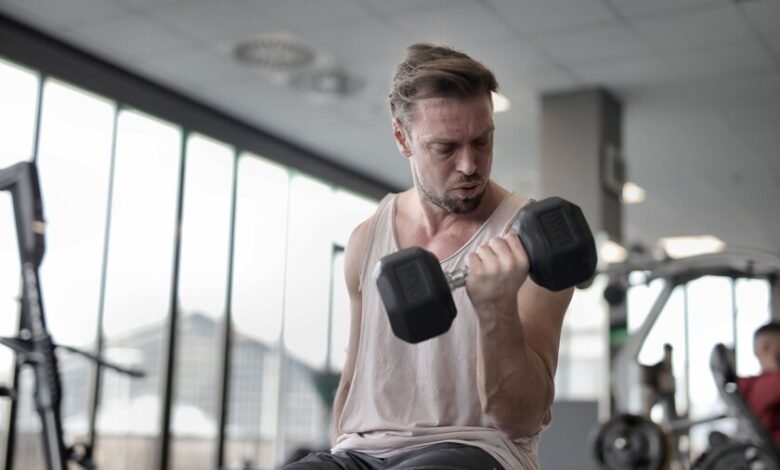 Persona entrenando con pesas y corriendo en un gimnasio de Córdoba