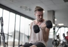 Persona realizando ejercicio de fuerza en gimnasio