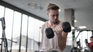 Persona realizando ejercicio de fuerza en gimnasio